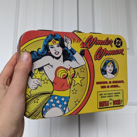Wonder Woman Metal Lunch Box and Print Set - Picture 4 of 7